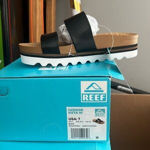 Size 7 women’s REEF sandals black strap.